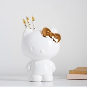 Hello kitty pencil or makeup brush holder